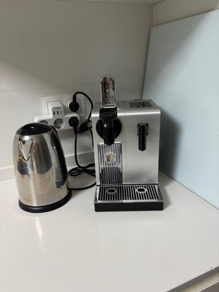 Cafetera Nespresso vaporizador y deposito leche