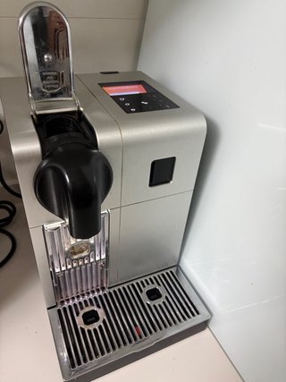 Cafetera Nespresso vaporizador y deposito leche