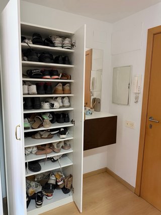 Recibidor zapatero pax y consola Besta Ikea