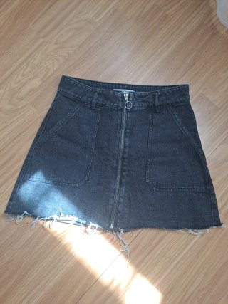 Falda vaquera gris con cremallera