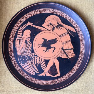 Plato de cerámica con diseño griego