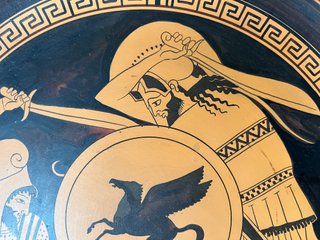 Plato de cerámica con diseño griego
