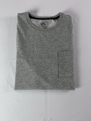 Camiseta Nike SB Gris con Bolsillo