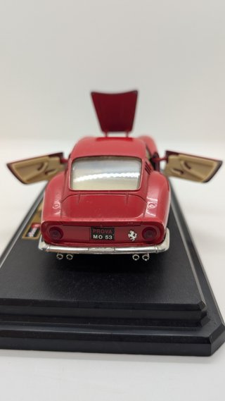 Bburago Ferrari 275 GTB4 (1966) rosso 1:24