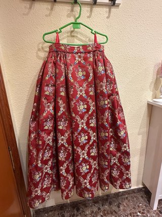 Falda de fallera con zapatos y tela