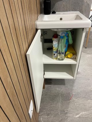 Lavabo con grifo y mueble de baño