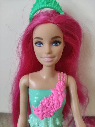 Barbie Princesa con Tiara y Vestido Floral