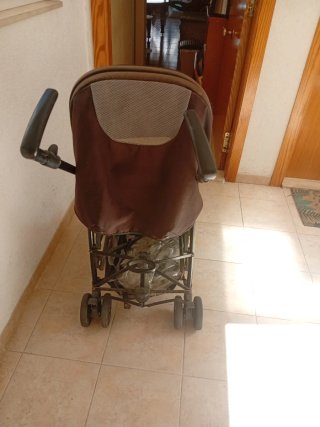 Carro de bebé marrón
