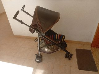 Carro de bebé marrón