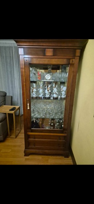 Vitrina de cerezo con puertas de cristal