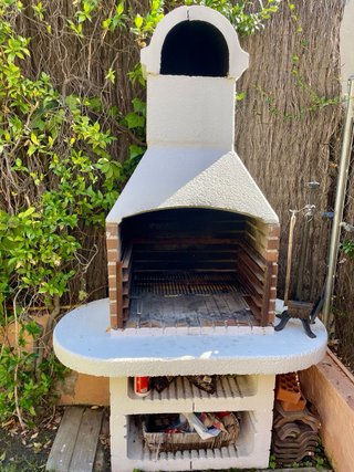 Barbacoa exterior. Obra. Con parrilla y utensilios