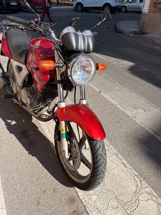 Honda CBF250 Roja con maleta