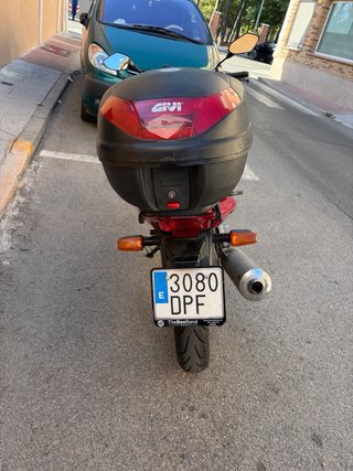Honda CBF250 Roja con maleta