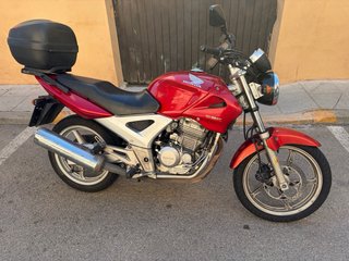 Honda CBF250 Roja con maleta