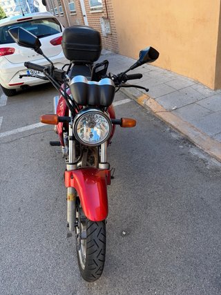 Honda CBF250 Roja con maleta