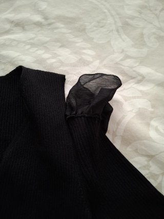 Chaqueta negra con volantes en manga y hombro