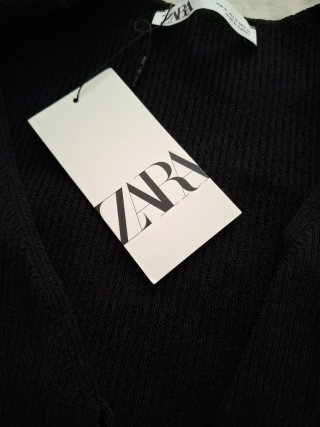 Chaqueta negra con volantes en manga y hombro