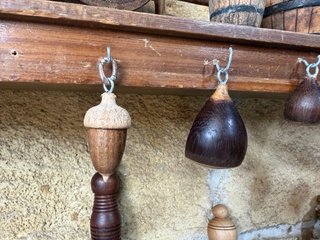 Llaveros artesanales de madera