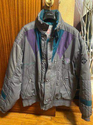 Anorak de montaña gris y morado