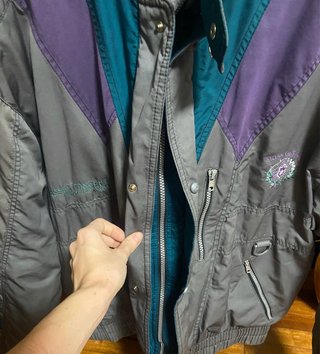 Anorak de montaña gris y morado