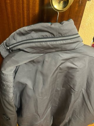 Anorak de montaña gris y morado