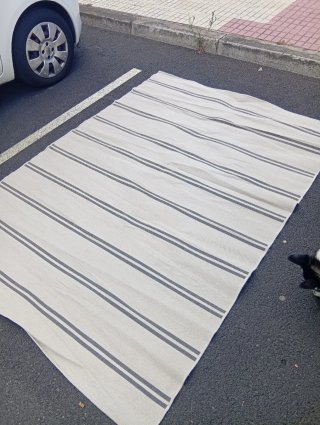 Alfombra de tela beige y gris