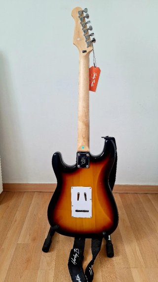 Guitarra Harley Benton Sunburst y Amplificador.