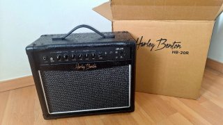Guitarra Harley Benton Sunburst y Amplificador.