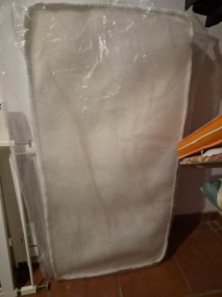 Cuna de bebé de madera blanca con colchón