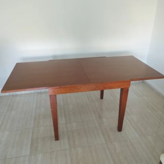 Mesa extensible de madera y 6 sillas