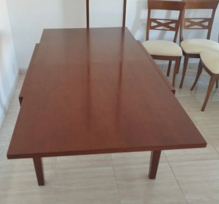 Mesa extensible de madera y 6 sillas