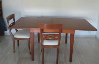Mesa extensible de madera y 6 sillas