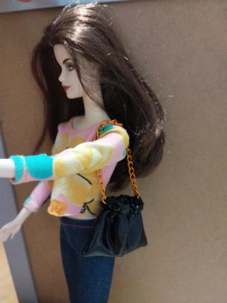 Bolso negro para muñeca tipo Barbie