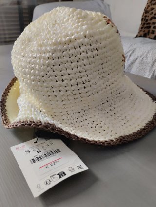 Sombrero de playa Zara con diseño de cangrejo
