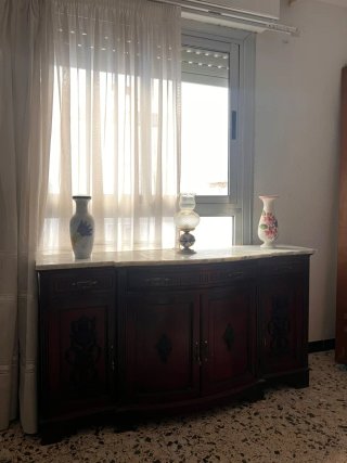Cómoda de madera con mármol