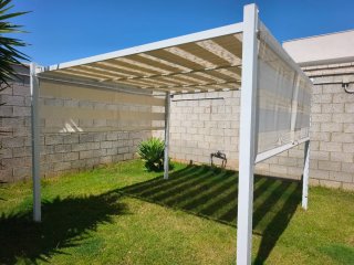Pérgola de jardín blanca y beige