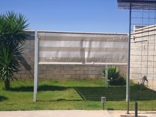 Pérgola de jardín blanca y beige