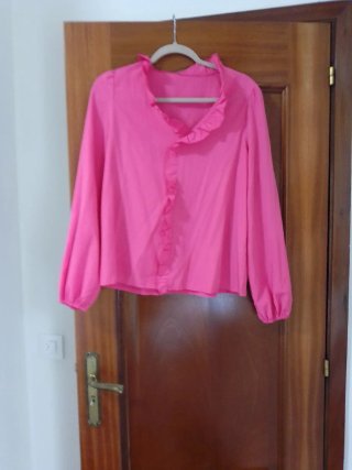 Blusa rosa con volantes