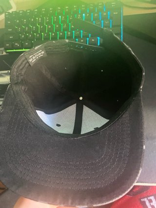 Gorra plana Monster Energy negra y gris