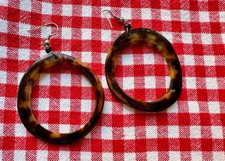 Pendientes dorados con piedras multicolor