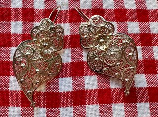 Pendientes dorados con piedras multicolor