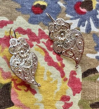 Pendientes dorados con piedras multicolor