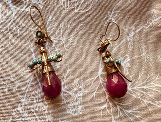 Pendientes dorados con piedras multicolor