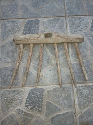 Herramientas agrícolas antiguas de madera