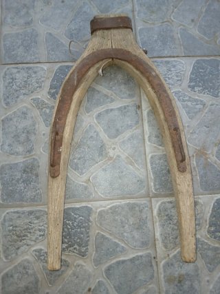 Herramientas agrícolas antiguas de madera