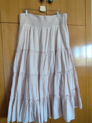 Falda larga beige/rosa con volantes
