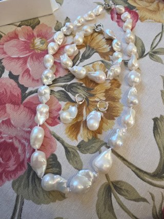 Conjunto collar, pulsera y pendientes perlas