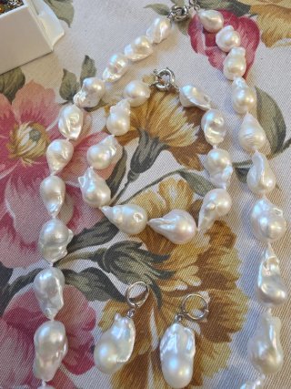 Conjunto collar, pulsera y pendientes perlas
