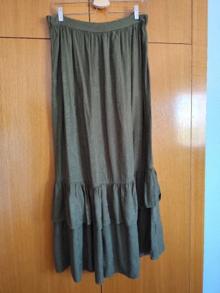 Falda larga verde con volantes