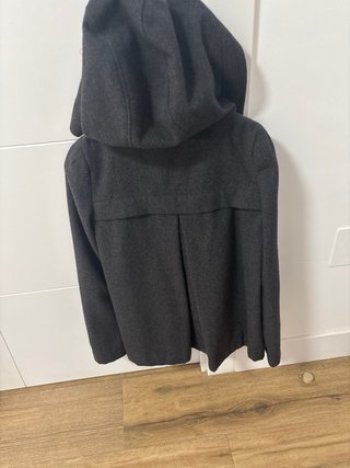 Abrigo Zara con capucha Talla M. 55% lana